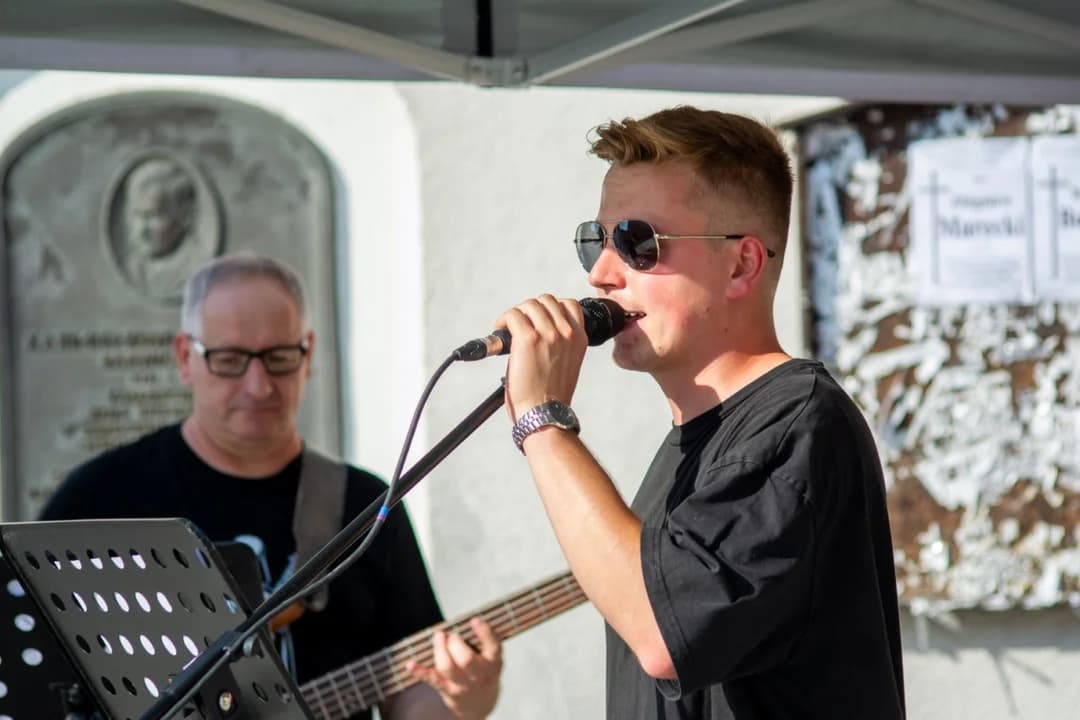 Bluesowy koncert pod sklepem u Łącznego