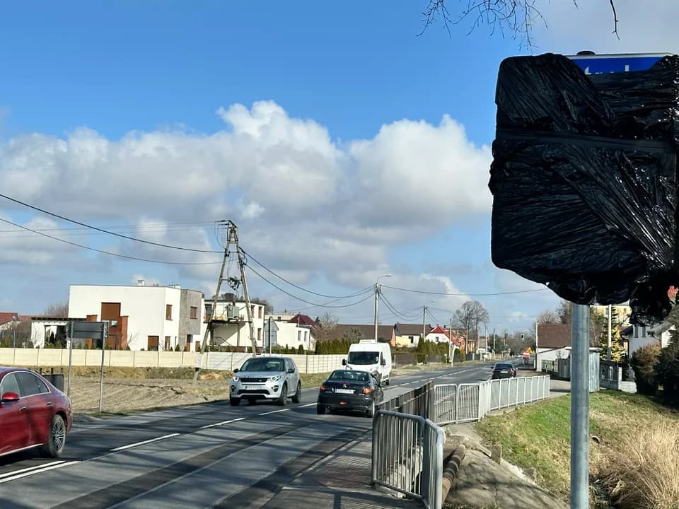 Sa już znaki, na razie zakryte, które będa ostrzegały i informowały kierowców o urządzeniu pomiarowym