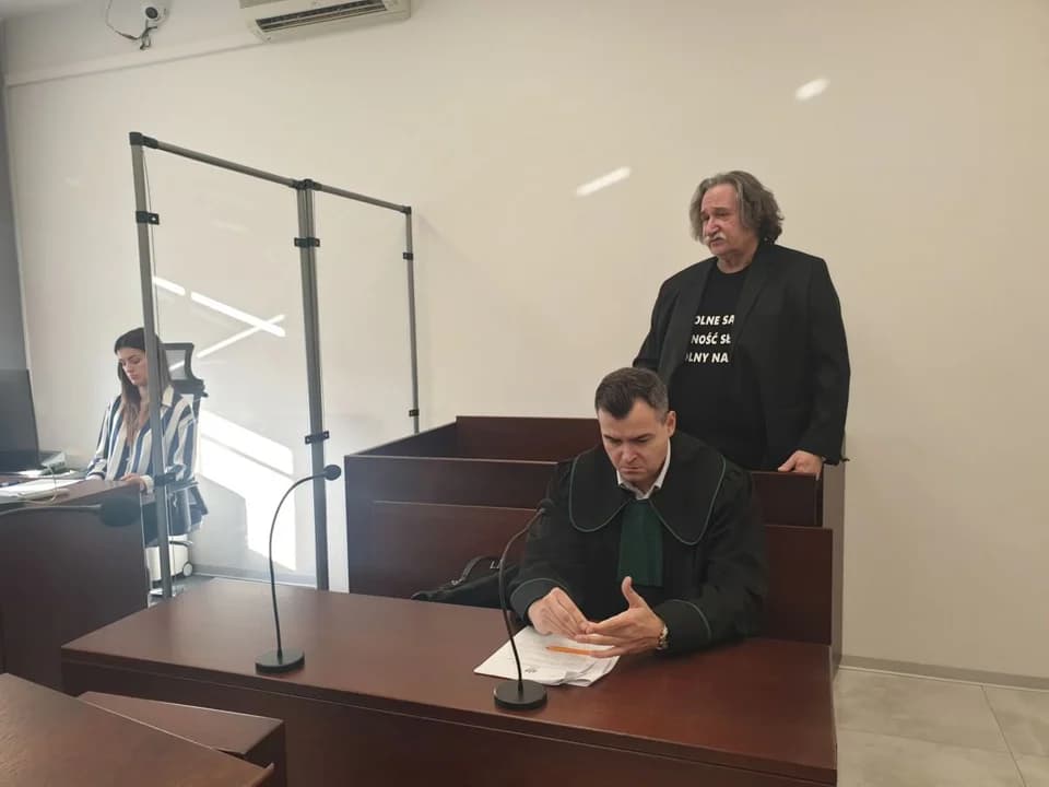 Jest apelacja w sprawie Janusza Ziętkiewicza z Jarocina. Był sądzony za wulgarne hasło na koszulce i samochodzie — zdjęcie 2 z 8
