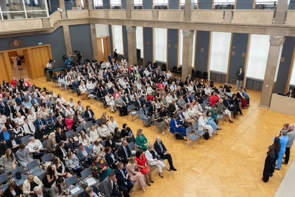 Uczniowie z Woli Książęcej na gali projektu Szkoła Międzypokoleniowa w KPRM