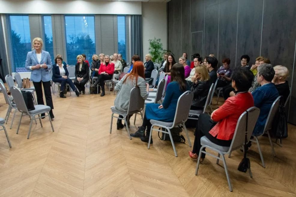 Kandydat na Prezydenta RP Rafał Trzaskowski spotkał się w Jarocinie z grupą aktywnych kobiet [ZDJĘCIA, SONDA] — zdjęcie 6 z 21