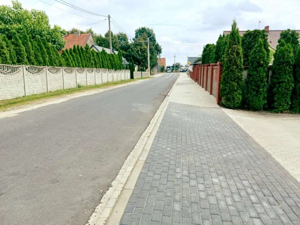 Nowy chodnik przy drodze powiatowej Sławoszew-Parzew — zdjęcie 3 z 5