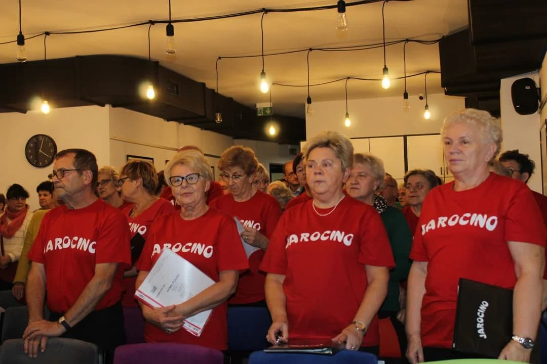 Chór "Barwicki" i Klub "Jarocino" zaprosili jarociniaków do wspólnego śpiewu — zdjęcie 2 z 50