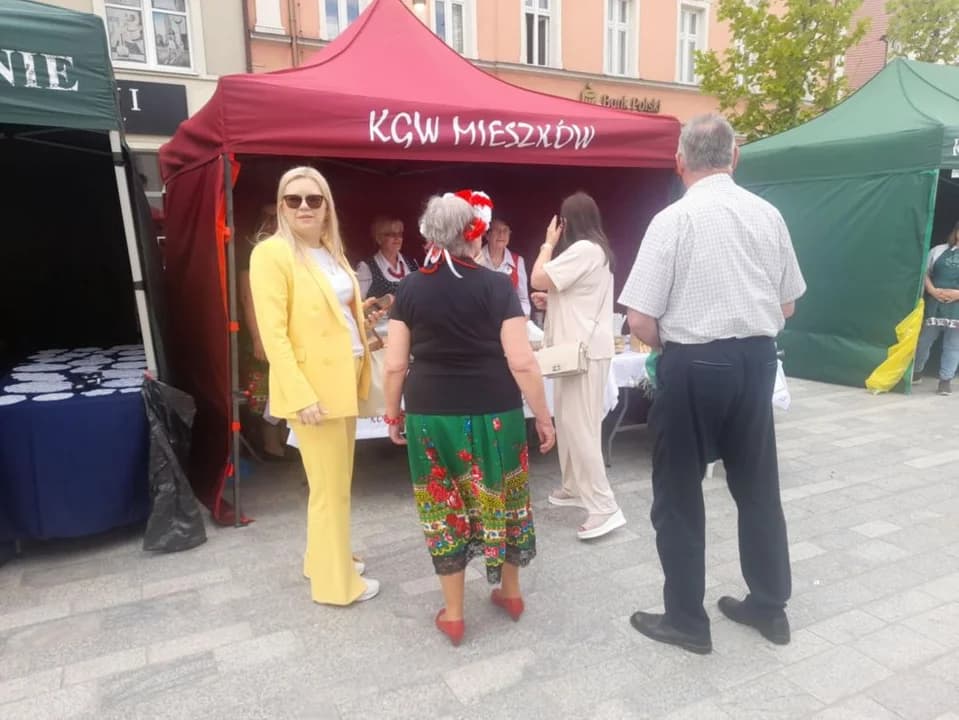 Wielkie święto na rynku - jarociński samorząd obchodzi 35. urodziny. Zobacz, kto był, a kogo zabrakło [ZDJĘCIA]