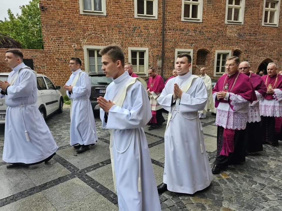Zmiany w diecezji kaliskiej - nowi księża w naszych parafiach [ZDJĘCIA] — zdjęcie 2 z 44