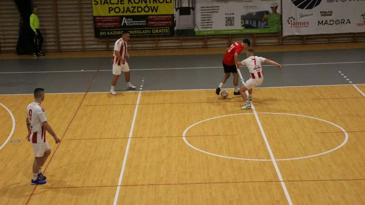 Bez większych niespodzianek w szóstej kolejce Jarocińskiej Ligi Halowej Piłki Nożnej [ZDJĘCIA] — zdjęcie 6 z 37