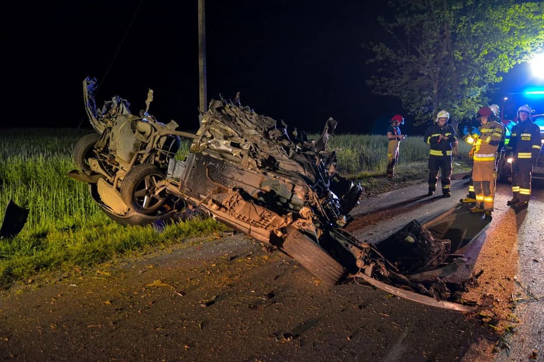 Kierowca volkswagena golfa  rozbił auto na drzewie na drodze Lubinia Mała - Dobieszczyzna — zdjęcie 2 z 18