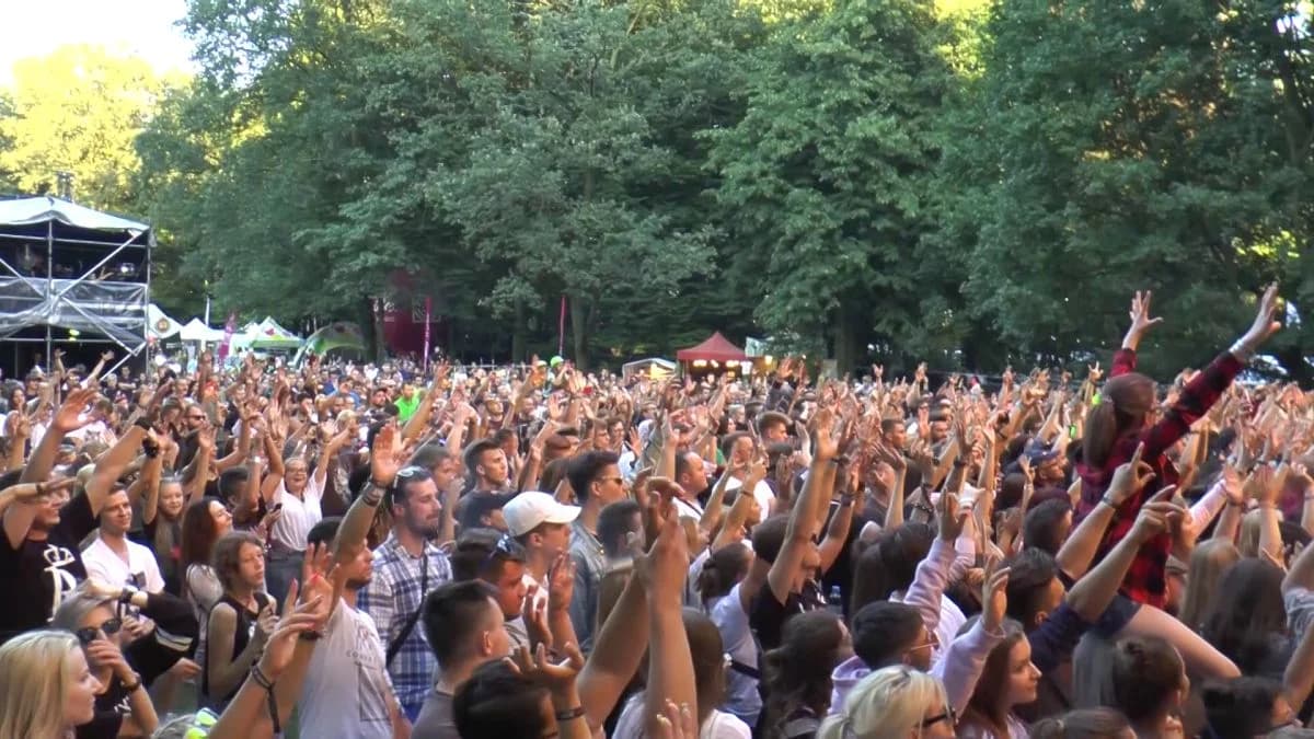 Publiczność podczas koncertu Quebonafide na Jarocin Festiwal 2018
