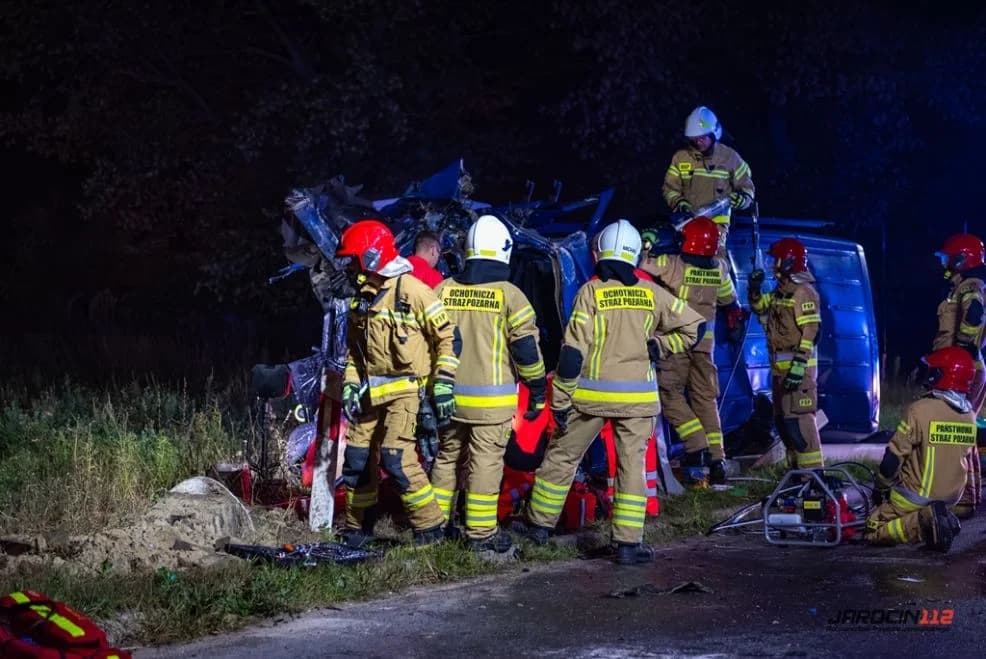 Zderzenie busa z pociągiem na przejeździe w Golinie. Kierowca zakleszczony w aucie [ZDJĘCIA, AKTUALIZACJA] — zdjęcie 3 z 23
