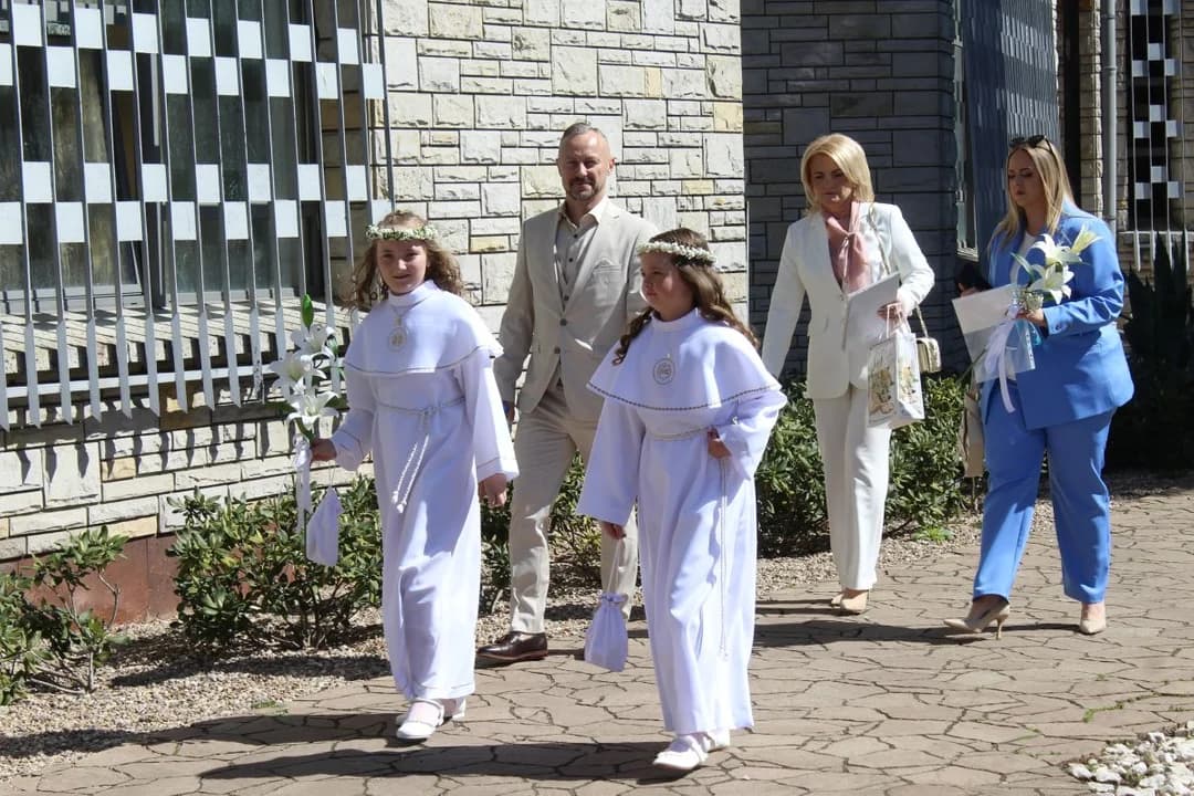 Pierwsza uroczystość Pierwszej Komunii Świętej w Jarocinie. Sakrament w parafii św. Antoniego Padewskiego [ZDJĘCIA] — zdjęcie 2 z 434