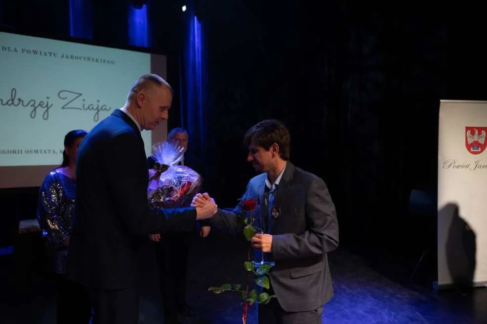 Uroczysta gala z okazji 25-lecia powiatu jarocińskiego. Uhonorowano zasłużonych i nagrodzono sportowców [ZDJĘCIA]