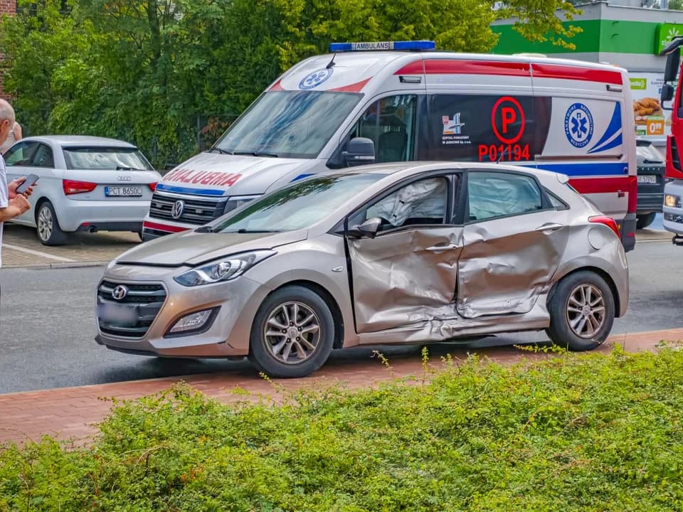 Zderzenie dwóch aut. Jedna osoba trafiła do szpitala — zdjęcie 5 z 7