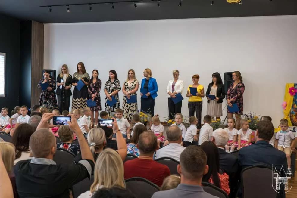 Zakończenia roku w przedszkolu w Golinie i pożegnanie dyrektora — zdjęcie 5 z 9