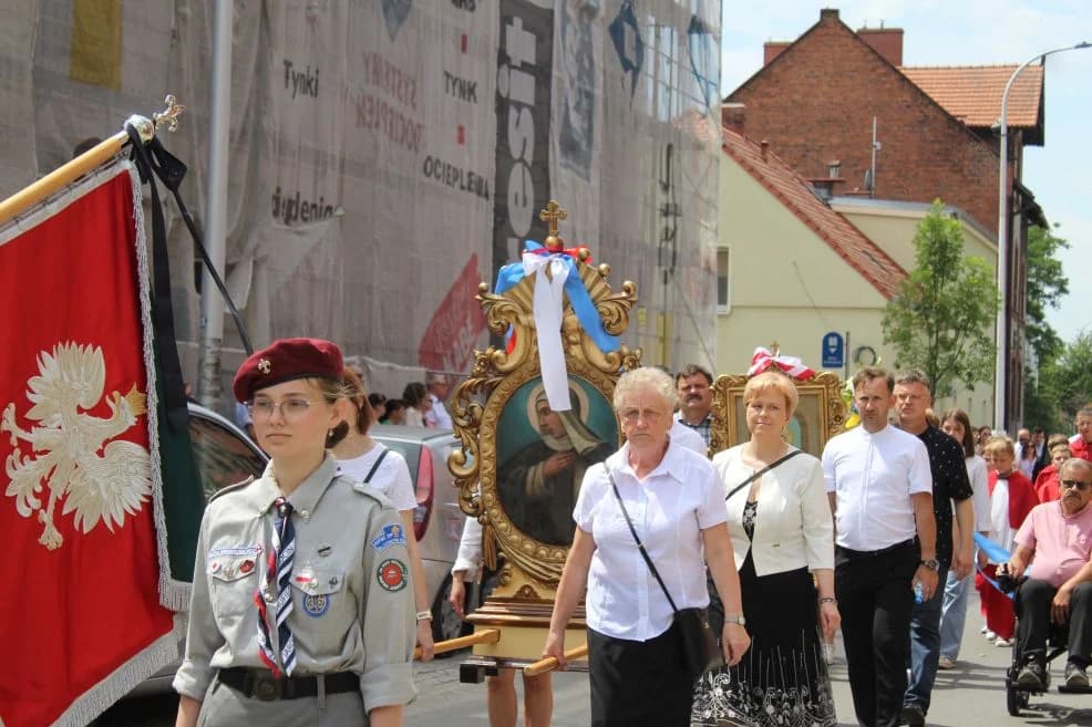 Procesja Bożego Ciała w Jarocinie — zdjęcie 6 z 271