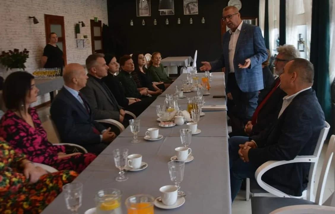 Burmistrz Jaraczewa nagrodził dyrektorów szkół i jedną nauczycielkę — zdjęcie 2 z 3