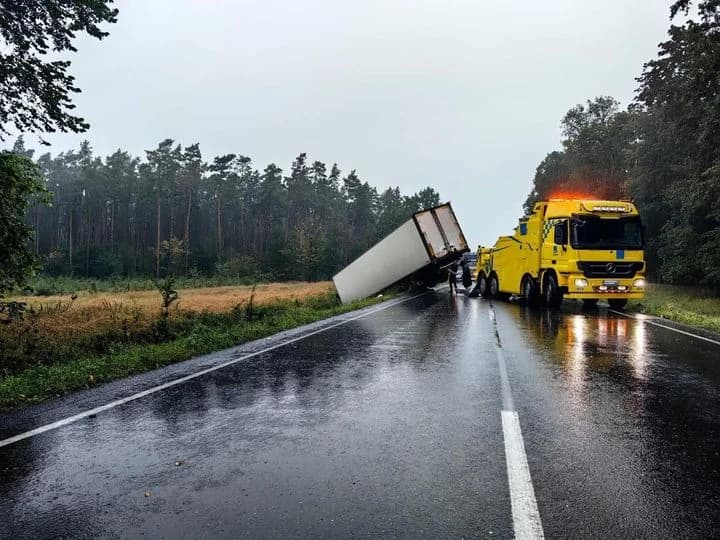 Zderzenie ciężarówki i auta osobowego na DK 11 w Miąskowie [AKTUALIZACJE] — zdjęcie 4 z 4