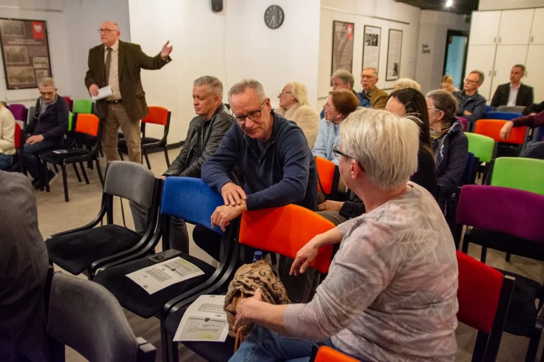 Stylowe latarnie zniknęły z centrum Jarocina. Na zebraniu mieszkańcy pytali, co się z nimi stanie