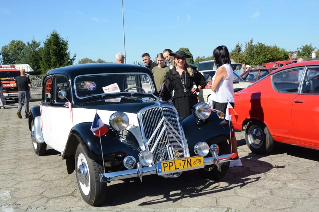 Spotkaniem Klasyków i Motoryzacyjnych Perełek zakończyło sezon jarocińskie Stowarzyszenie Moto-Weteran [ZDJĘCIA]