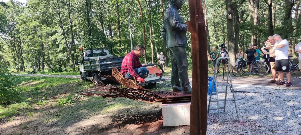 Burmistrz osobiście wyczyścił pomnik prof. Jana Szyszko [ZDJĘCIA, WIDEO]