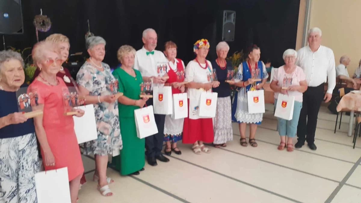 Seniorzy bawili się w Żerkowie. Biesiada dla 14 zespołów [ZDJĘCIA] — zdjęcie 2 z 7