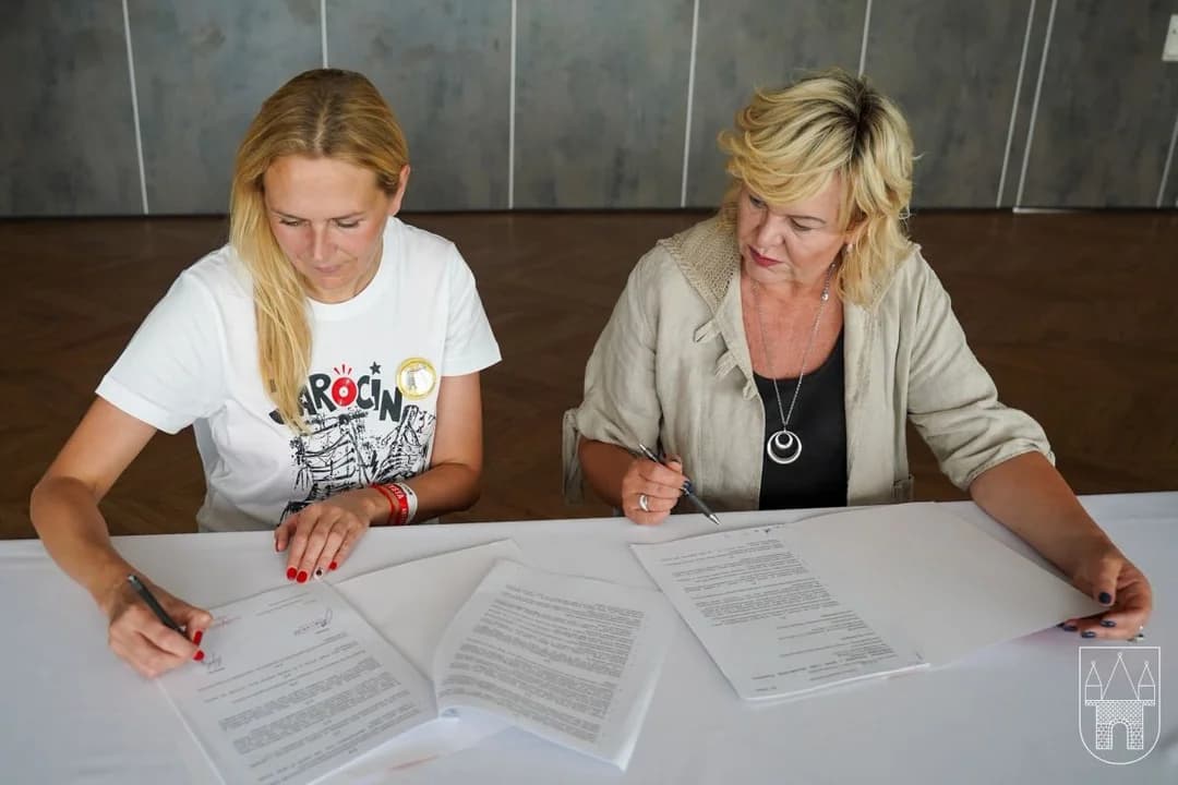 Burmistrz Urszula Wyremblewska-Korzyniewska podpisała umowę z Marzeną Wodzińską, radną województwa wielkopolskiego, na mocy której dotacja zostanie przekazana Jarocinowi.