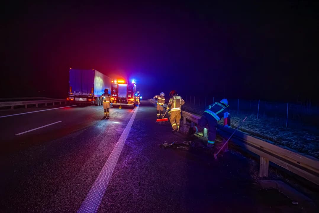 Ślisko na drogach. Na obwodnicy Jarocina doszło do pięciu kolizji. Utrudnienia trwały kilka godzin — zdjęcie 2 z 27