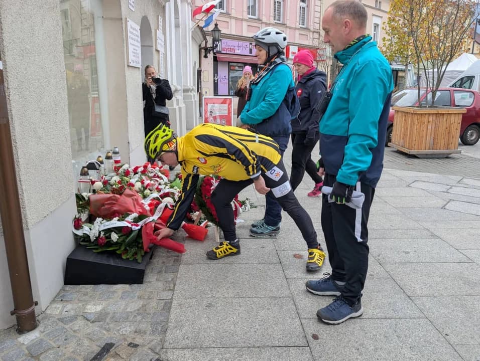 Przed startem z rynku złożono kwiaty pod tablicą upamiętniającą powstańców wielkopolskich.