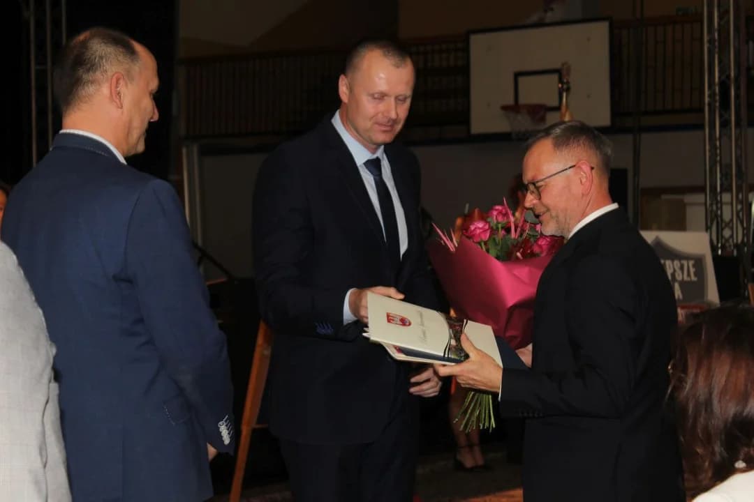 Dyrektor Marek Tyrakowski odebrał w czasie uroczystości rocznicowej wiele życzeń i gratulacji — zdjęcie 4 z 102