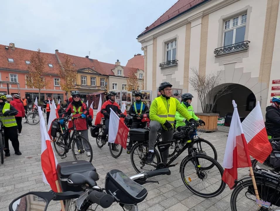 Pojechać w Sztafecie Niepodległościowej z RoweLOVE Jarocin zdecydowało się kilkadziesiąt osób.