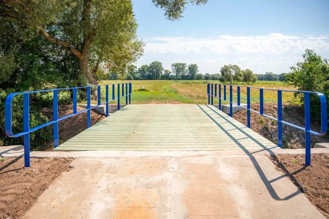 Zakończono remont mostu w Brzostowie. Mieszkańcy: „To ważna przeprawa dla rolników i rowerzystów"