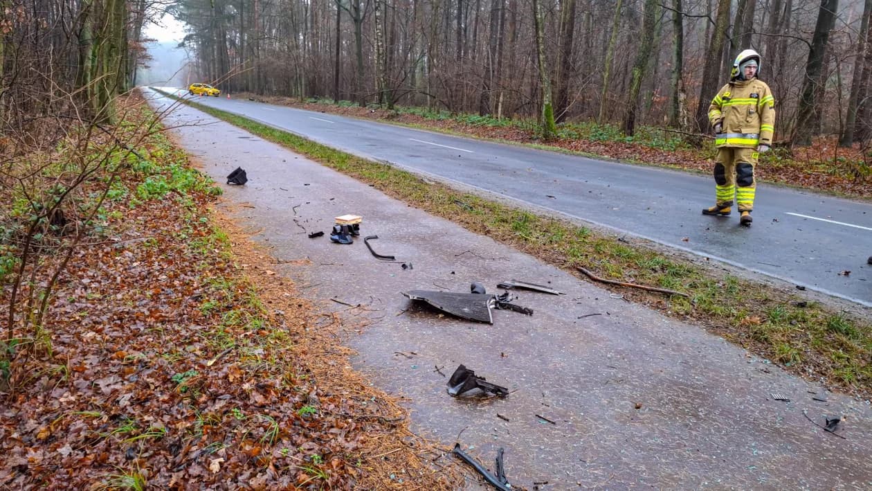 Wypadek na drodze Golina - Zakrzew. BMW uderzyło w drzewo — zdjęcie 6 z 40