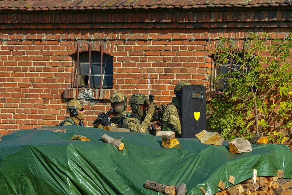 Katastrofa samolotu, uzbrojeni przestępcy i działania antyterrorystów - duże ćwiczenia policji i służb ratowniczych [ZDJĘCIA I FILM]