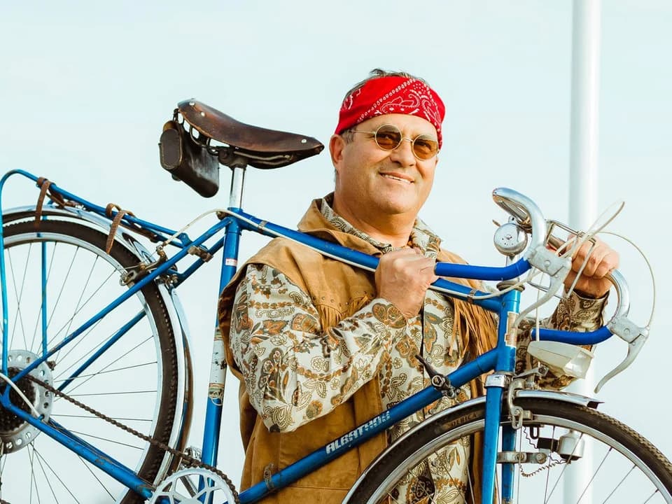 Burmistrz Jarocina Adam Pawlicki na kalendarzu z retro rowerzystami [ZDJĘCIA]
