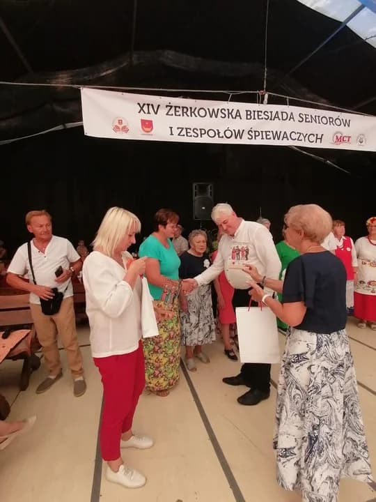 Seniorzy bawili się w Żerkowie. Biesiada dla 14 zespołów [ZDJĘCIA] — zdjęcie 6 z 7