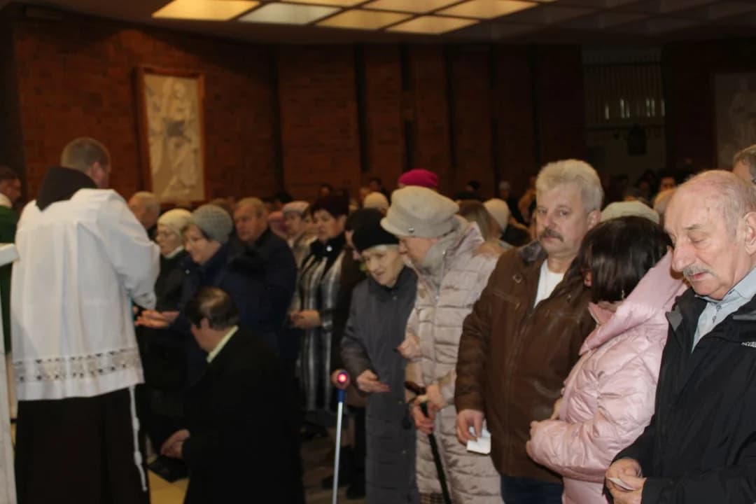 Msza św. dla chorych w parafii św. Antoniego Padewskiego w Jarocinie — zdjęcie 6 z 82