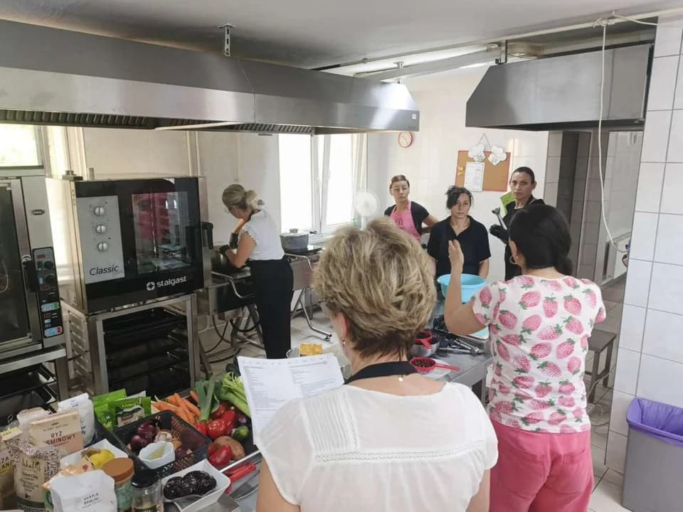 Projekt „Roślinne czarodziejki ze szkolnej kuchni” w gminie Jarocin — zdjęcie 1 z 7
