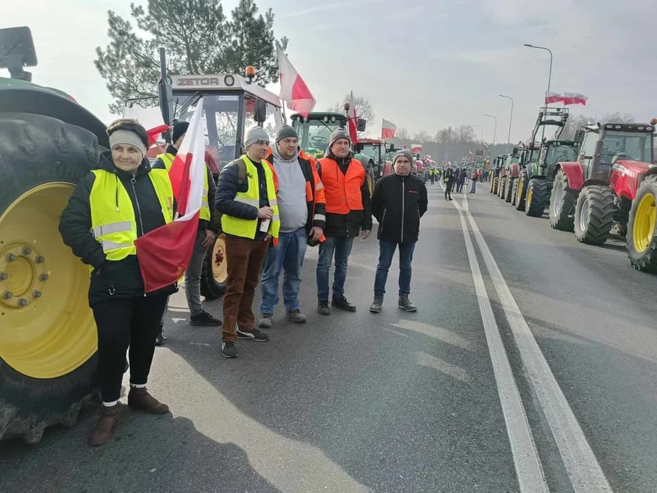 Rolnicy zablokowali drogę krajową nr 11 w Nowym Mieście. Jak wygląda sytuacja?