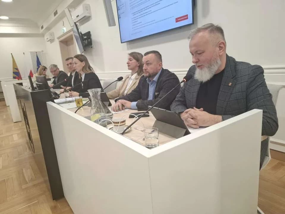 Przegrupowanie sił w Radzie Miejskiej w Jarocinie. Burmistrz pozbawiona większości. Kto, kogo zastąpił - podajemy SZCZEGÓŁY [SONDA]