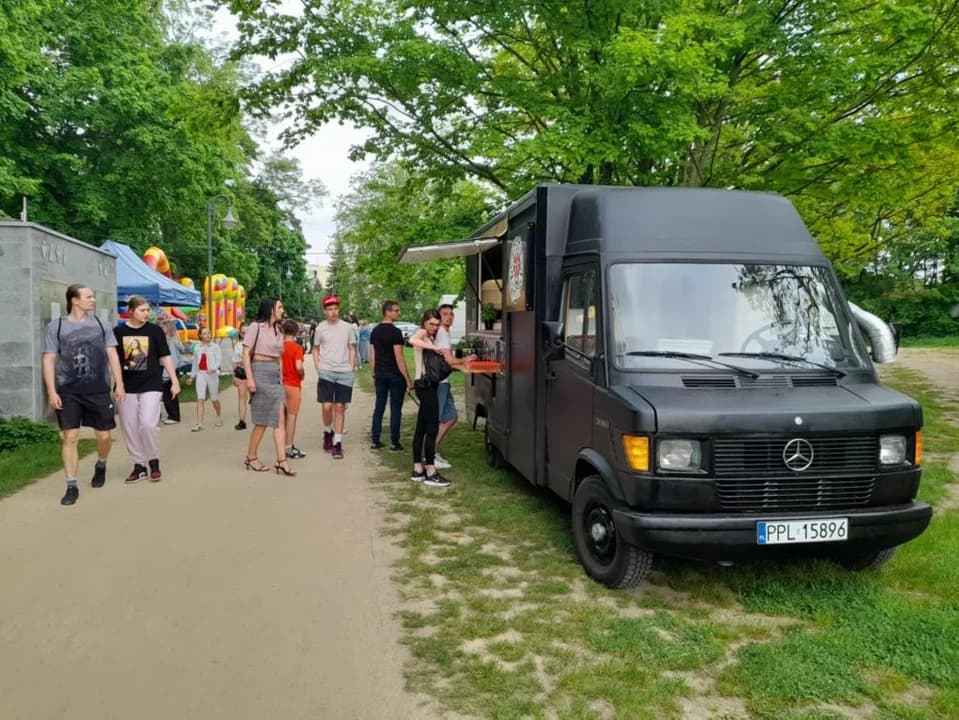 Piknik na polanie w jarocińskim parku Radolińskich. Organizatorzy przygotowali wiele atrakcji [ZDJĘCIA] — zdjęcie 6 z 76