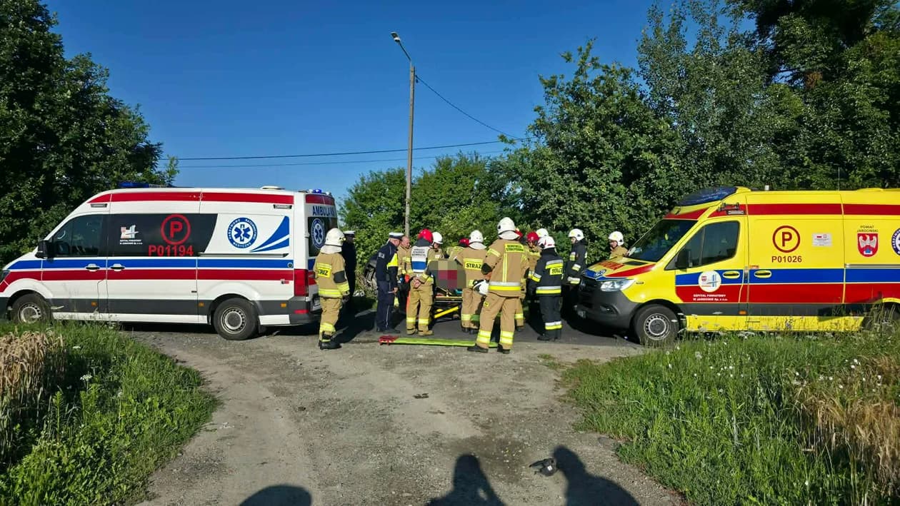 Wypadek na drodze Tarce-Wysogotówek. Są utrudnienia w ruchu [ZDJĘCIA] — zdjęcie 2 z 16