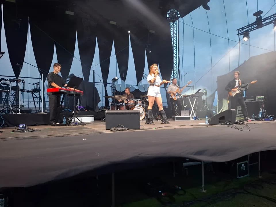 Deszcz przerwał muzyczne zakończenie lata w Jarocinie. Odwołano koncert Natalii Kukulskiej — zdjęcie 5 z 28