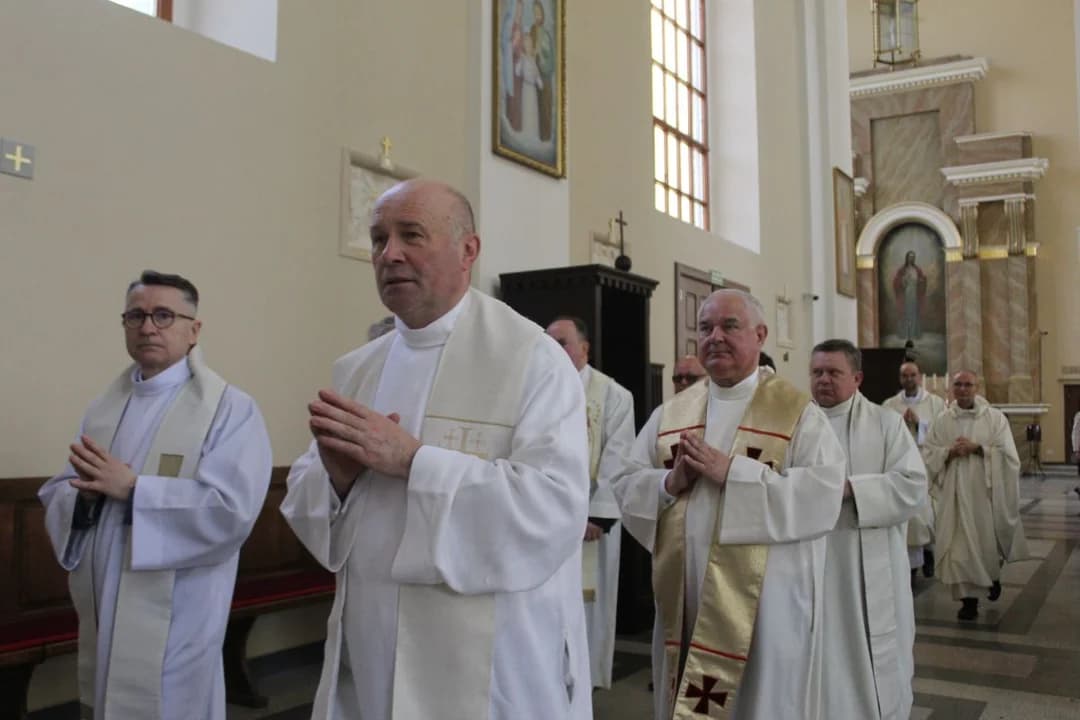 Ksiądz kanonik Rafał Sobieraj świętował 33. rocznicę święceń w Jarocinie z kolegami z rocznika [ZDJĘCIA] — zdjęcie 5 z 43