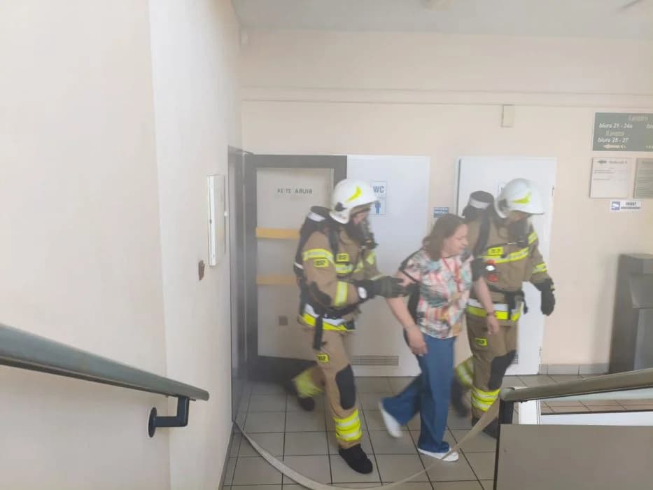Strażacy z Urzędu Skarbowego w Jarocinie ewakuowali dwie osoby