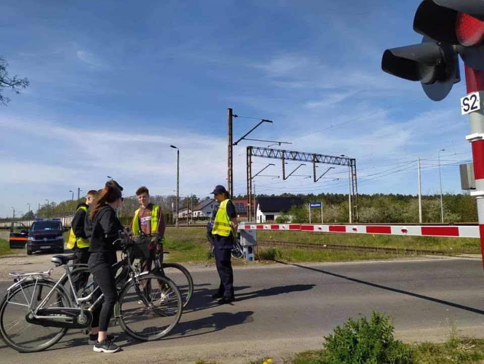 Ambasadorzy Bezpieczeństwa ze szkoły w Mieszkowie promowali akcję Bezpieczny Przejazd [ZDJĘCIA]