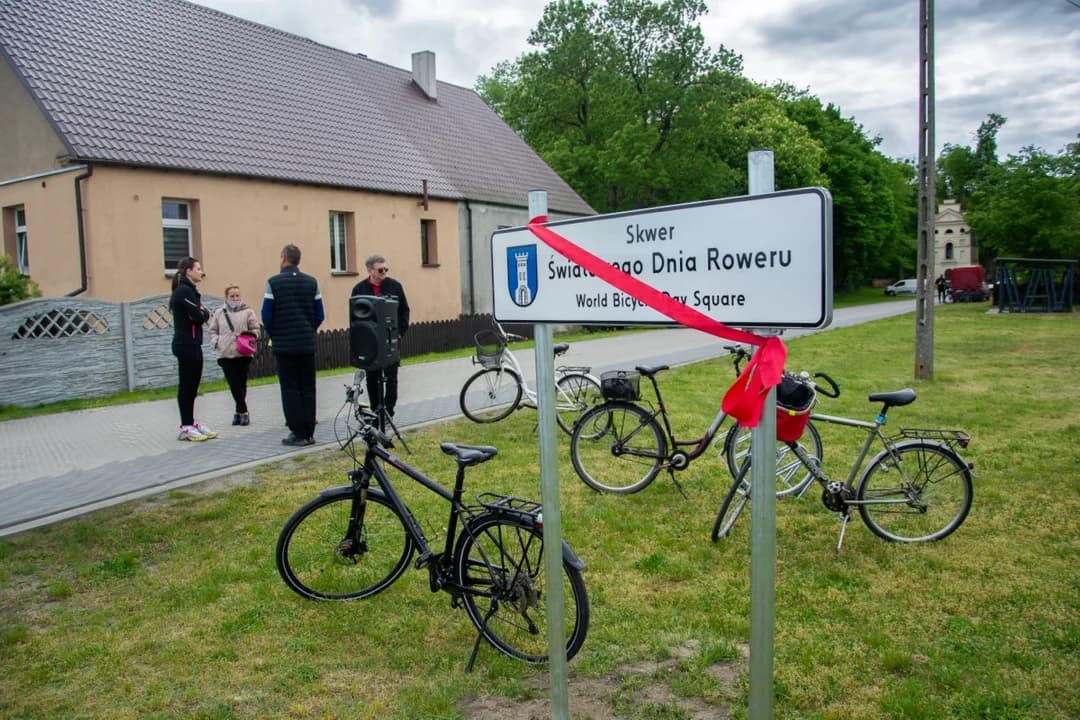 Skwer Światowego Dnia Roweru w Dębnie — zdjęcie 2 z 52