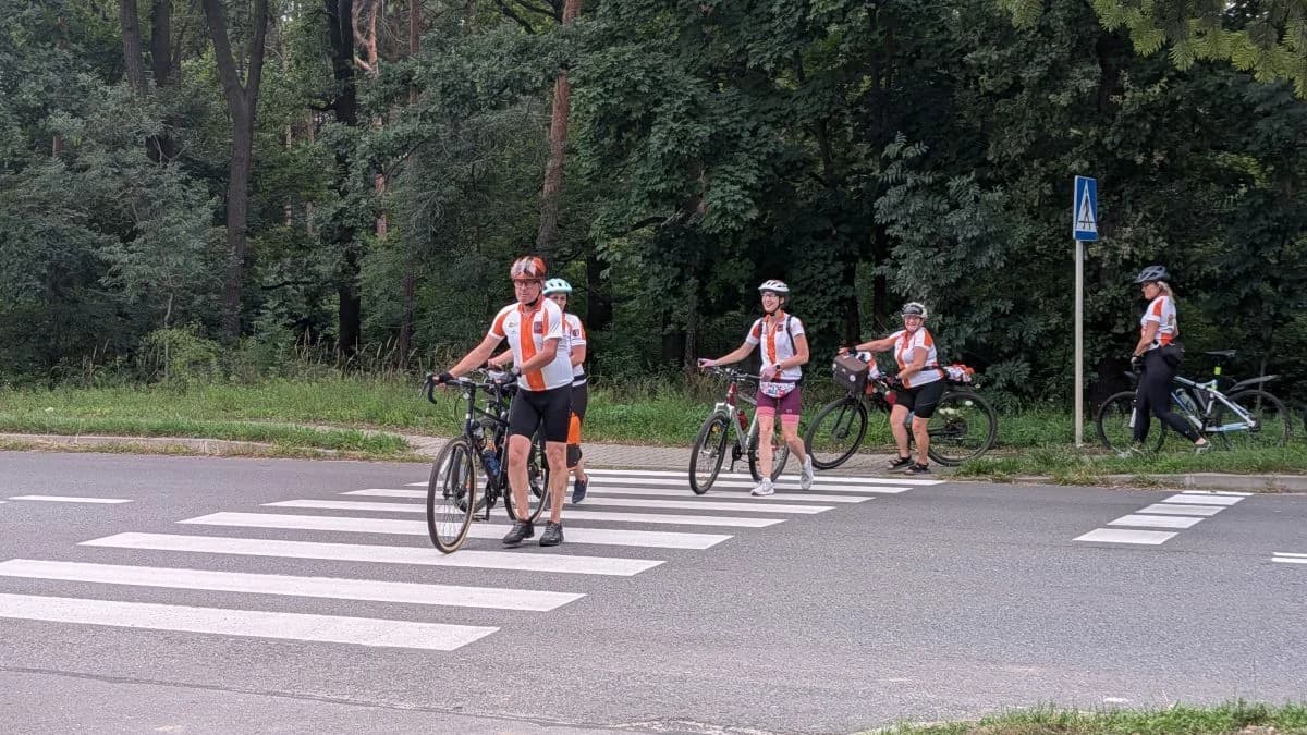 Najpierw pokonali raka, teraz pokonują Polskę. Onko Tour z przystankiem w Jarocinie [ZDJĘCIA, WIDEO] — zdjęcie 4 z 10