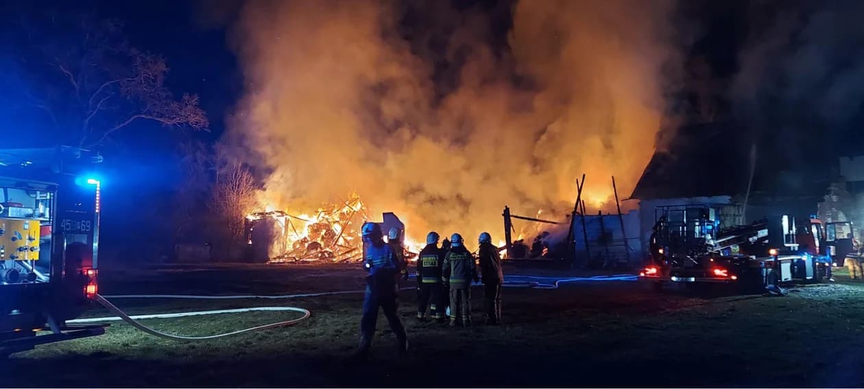 Duży pożar stodoły w Kretkowie. Strażacy w akcji [ZDJĘCIA]