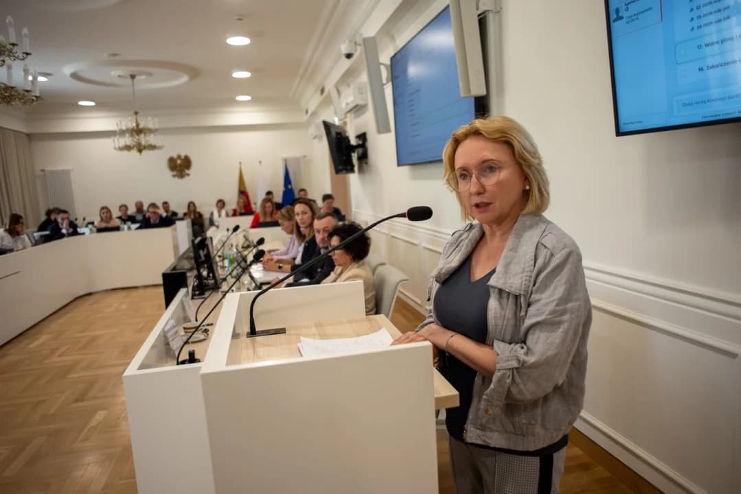 Radni nie mają zaufania do burmistrza, choć finanse oceniają dobrze. Posypały się zarzuty, wspomniano o referendum [ZDJĘCIA]
