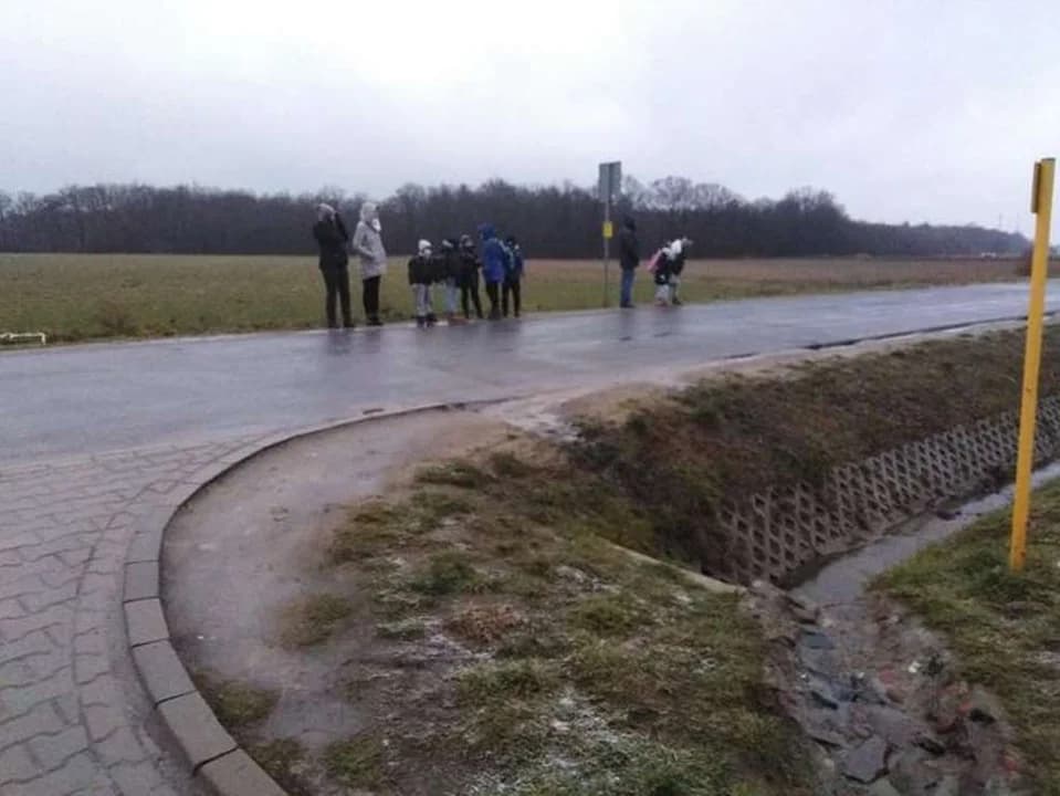 Mieszkańcy apelują o przystanek, bo ich dzieci mokną czekając na autobus do szkoły [ZDJĘCIA]