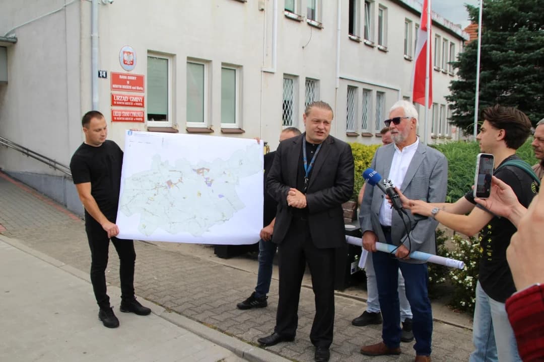 Zdaniem gospodarzy proponowane zapisy drastycznie ograniczą możliwości rozwoju ich gospodarstw i grożą im finansowym upadkiem. Wójt zapowiada konsultacje.
